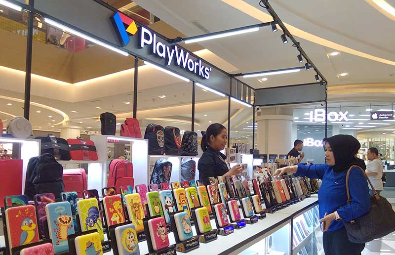 BELANJA : Pengunjung PlayWorks Living World Pekanbaru terlihat tengah berbelanja case  handphone  terbaru di lantai UG Living World Pekanbaru, Rabu (29/5/2019). (PRAPTI DWI LESTARI/RIAU POS)