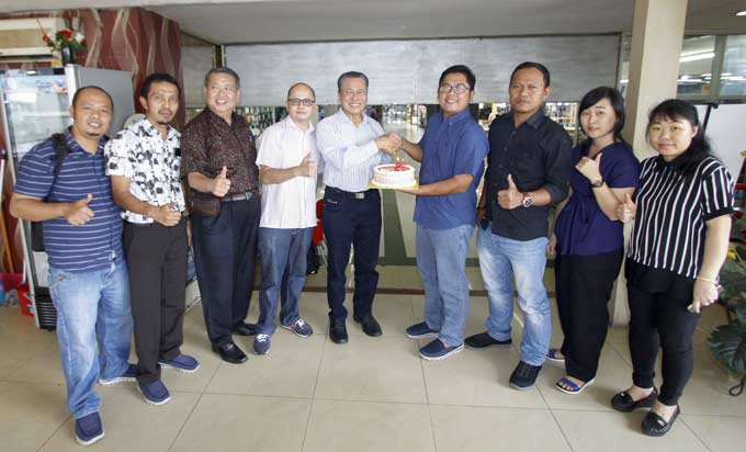 HUT KE-26: GM Bisnis Riau Pos Ahmad Dardiri (empat kanan) menyerahkan kue ulang tahun Plaza Senapelan yang ke-26 kepada Direktur PT Sinarmas Rendranusa Sujanto Kosumo (lima kiri) didampingi Direktur PT Sinarmas Rendranusa Koka Eddy (empat kiri) dan Deputy