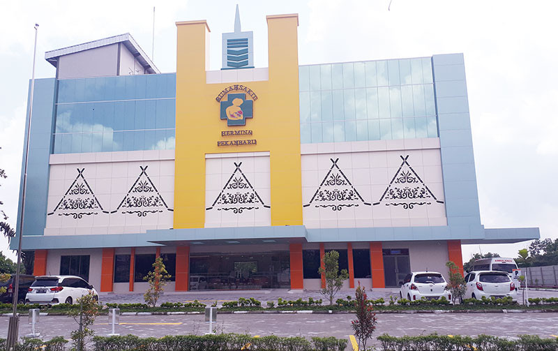 Rumah Sakit Hermina Pekanbaru di Jalan Tuanku Tambusai terlihat megah dan memiliki fasilitas pelayanan kesehatan, rawat inap dan fasilitas pendukung lainnya, Rabu (27/11/2019). Rumah sakit ini akan diresmikan hari ini.(LISMAR SUMIRAT/RIAU POS)