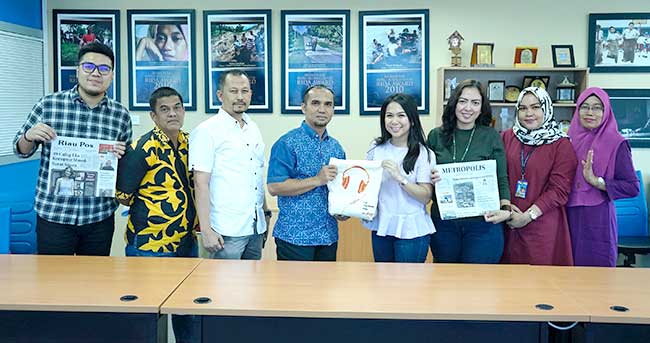 Terima Bingkisan: GM Operasional Riau Pos HM Nazir Fahmi (empat kiri) didampingi jajaran manajemen Riau Pos menerima bingkisan dari Public Relations and Media Specialist Erajaya Group Devina Paulus didampingi rombongan saat kunjungan ke Graha Pena Riau, K