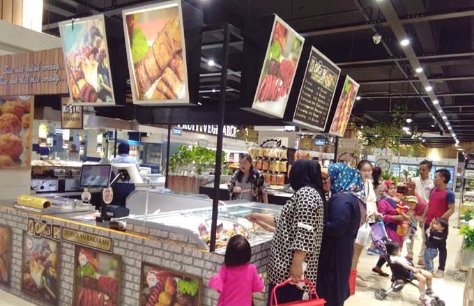 BERBELANJA: Pelanggan berbelanja di salah satu stan jajanan yang berada di Transmart Carrefour Pekanbaru, Senin (27/8/2018). (CR2/MIRSHAL/RIAU POS)