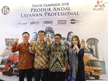 TRUCK CAMPAIGN: Director Sumatera Berlian Motors Group Tony Chandra, President Director PT Krama Yudha Tiga Berlian Motors  Atsushi Kurita, Sales & Marketing Director PT Krama Yudha Tiga Berlian Motors Duljatmono,  dan Assistant to President Director PT S