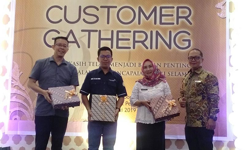 FOTO BERSAMA: Manajemen Royal Asnof Hotel Pekanbaru foto bersama customer yang beruntung mendapatkan doorprize dalam acara Customer Gathering Royal Asnof Hotel Pekanbaru, Rabu (3/7/2019). (PRAPTI DWI LESTARI/RIAU POS)