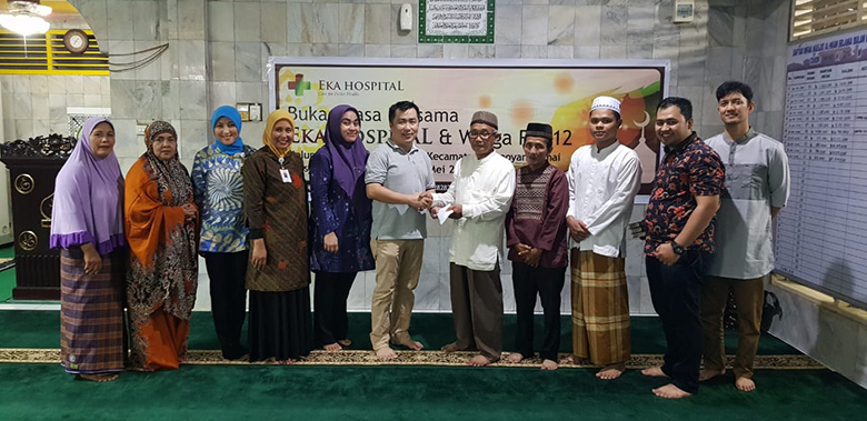 Foto bersama: Kepala Divisi Pemasaran dan Humas Eka Hospital Pekanbaru dr Deny (tengah) terlihat foto bersama dengan pengurus Masjid Al - Iman usai mengadakan acara buka puasa bersama, Rabu (22/5/2019). Prapti Dwi Lestari/Riau Pos