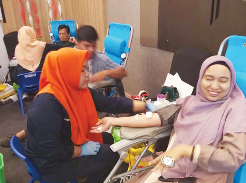 DONOR DARAH: Seorang peserta terlihat ketakutan saat mengikuti aksi donor darah yang ditaja FOX Harris Hotel, Senin (19/8/2019).(PRAPTI DWI LESTARI/RIAUPOS)