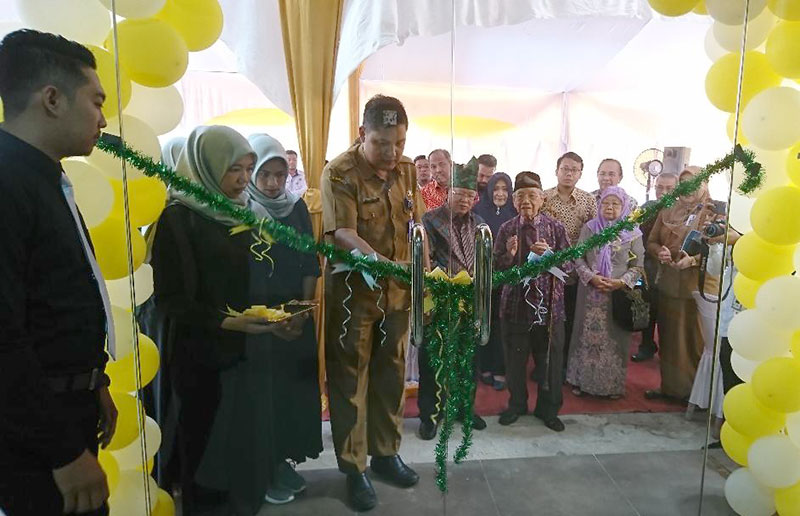 DIRESMIKAN: Kepala Bagian Keagamaan Kesra Provinsi Riau H Rudi Hartono menggunting pita tanda diresmikannya Pusat Cuci Darah Hemodialisa Center di Rumah Sakit Lancang Kuning, Selasa (30/7/2019). Hadir juga mantan Presdir Dompet Dhuafa Ismail Said (pakai t