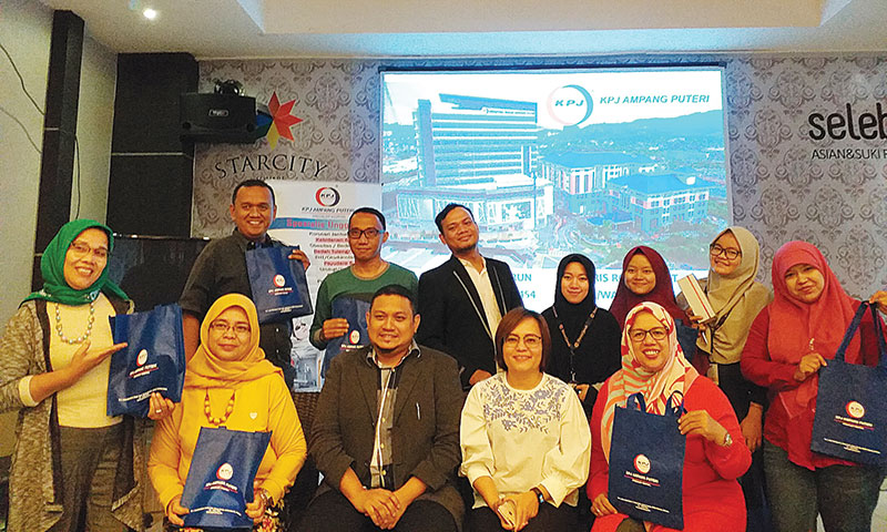 POSE BERSAMA: Corporate Executive KPJ Ampang Puteri Mohd Nazmi Bin Harun dan jajarannya foto bersama peserta seminar kesehatan, Ahad (30/9/2019). (*1/MIRSHAL/RIAU POS)