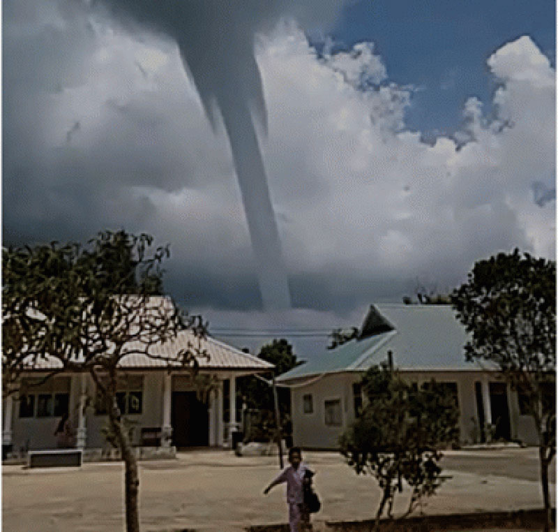 Seorang siswa SDN 006 Teluk Mata Ikan, Nongsa berlari setelah diminta gurunya untuk pulang ke rumah saat terjadi waterspout. (ISTIMRWA)
