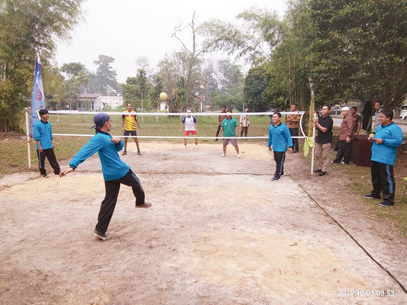 SEPAK TAKRAW: Para dosen dan pegawai saat melakukan pertandingan sepaktakraw sempena milad ke-57 Unri di kampus, baru-baru ini.(Unri for Riau Pos)