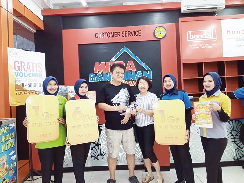TERIMA HADIAH: Seorang konsumen, Riki (tengah) memperlihatkan hadiah langsung berupa smartphone Oppo A1K yang diraih dari bazar supermurah Mitra Bangunan Supermarket, Selasa (20/8/2019).(PRAPTI DWI LESTARI / RIAU POS)