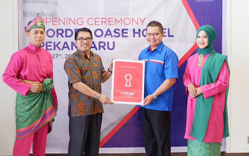 SERAHKAN KUNCI: Director of Operations OHMÂ Aswin B Drajat (baju batik) menyerahkan secara simbolis kunciÂ kepadaÂ Operational Manager Rinaldi (baju biru) usai peresmianÂ Cordex Oase Hotel Pekanbaru, Ahad (30/6/2019).Prapti Dwi Lestari / Riau Pos