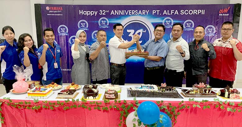Direktur Bisnis Riau Pos Ahmad Dardiri (empat kanan) didampingi Senior Manager Iklan Sumaryono (tiga kanan) menyerahkan kue ulang tahun ke-32 kepadaÂ Chief Branch Officer PT Alfa Scorpii wilayah Riau-Kepri Indra Surya (enam kiri), usai merayakan HUT ke-32