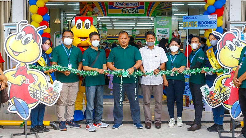 Branch ManagerÂ IndomaretÂ PekanbaruÂ Antonius Budiono (dua kanan), DBM Administrasi Indomaret  Aep Saepulloh (tiga kiri), DBM Operasional Indomaret Suyanto (empat kiri), bersama jajaran manajemen melakukan pemotongan pita peresmian Indomaret Fresh ke-11