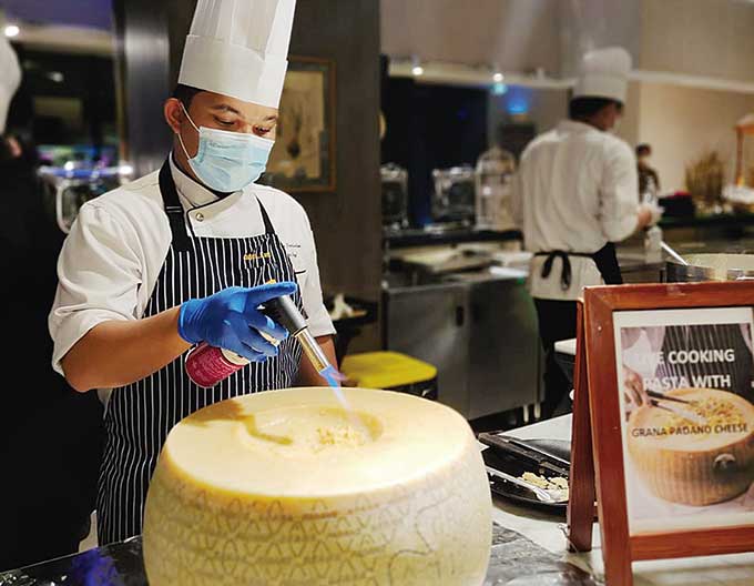 Novotel Pekanbaru menyuguhkan promo makan BBQ sepuasnya dengan Live Pasta Grana Padano Cheese spesial pertama di Pekanbaru, Senin (12/9/2022).
