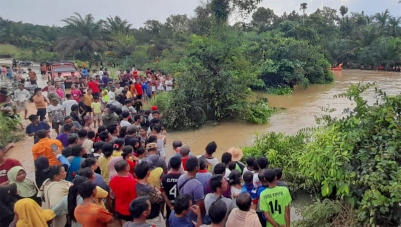 Masyarakat melihat pencarian korban yang tenggelam di Desa Kampung Baru, Ibul, Ahad (17/12/2023) sore.