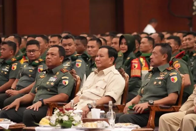 Menhan Prabowo Subianto saat kegiatan pengarahan kepada 2.200 babinsa dan danramil dari kodim-kodim jajaran Kodam V/Brawijaya di Grand City Convention Hall Surabaya, Senin (13/2).