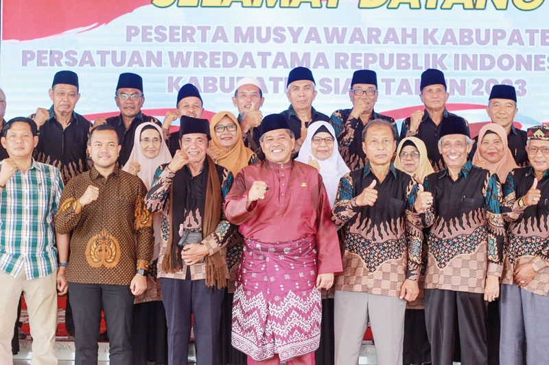 Bupati Siak Alfedri foto bersama dengan peserta Muskab PWRI Kabupaten Siak usai membuka muskab di Balairung Datuk Empat Suku, Kompleks Abdi Praja Siak  Sriindrapura, Kamis (5/10/2023).