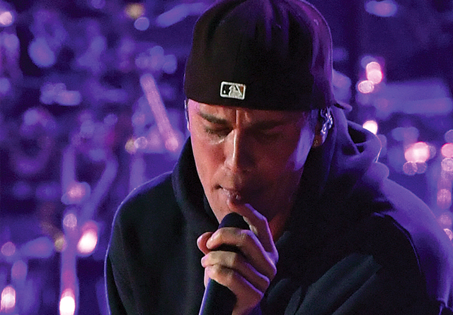 Justin Bieber saat tampil di Grammy Awards pada April lalu. Pekan lalu dia mengumumkan sedang terserang sindrom Ramsay Hunt.