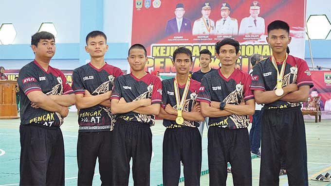 Tim Elang Ksatria foto bersama pelatih Zefri Ramadhan (dua kanan), beberapa hari lalu.