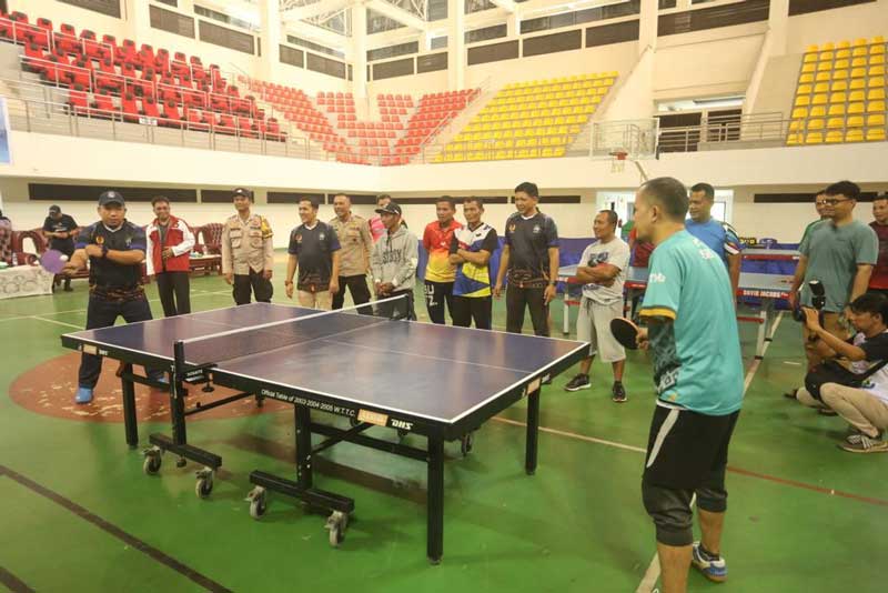 Wabup Husni Merza melakukan pemukulan bola pertama bersama atlet Pekan Paralimpik Nasional (Peparnas) Perwakilan Riau asal Kabupaten Siak Gusri Gusmianto di Siak Sport Hall, Sabtu (16/12/2023).