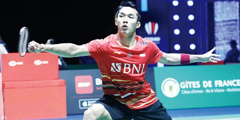 Tunggal putra Indonesia Jonatan Christie mengembalikan kok saat melawan wakil Cina Li Shi Feng dalam final yang digelar di Glaz Arena, Ahad (29/10/2023).