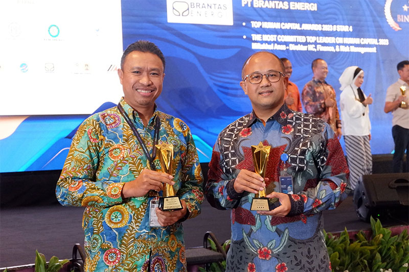 EVP Business Support PHR WK Rokan Irfan Zaenuri bersama VP Human Capital PHR Fahmi Hatta usai menerima penghargaan Human Capital Management System&rsquo; (HCMS) kategori Top Human Capital Award. Selain itu Dirut PHR Chalid Said Salim juga menerima penghar