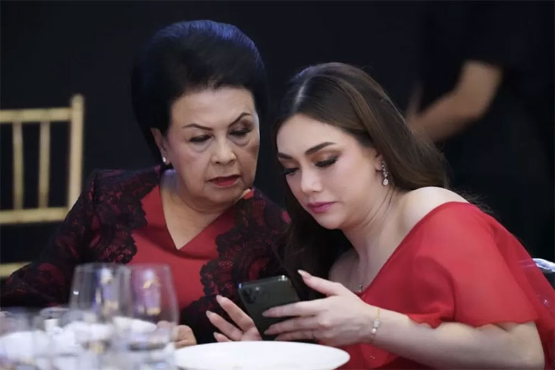 Kedekatan Celine Evangelista dan indung Sruningwati, istri Jaksa Agung.