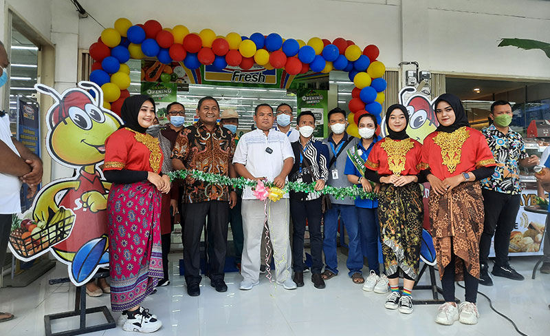 Deputy Branch Manager Indomaret Cabang Pekanbaru, Suyanto, memotong pita dalam agenda peresmian Indomaret Fresh Nangka Perniagaan Mela, Sabtu (23/7/2022).