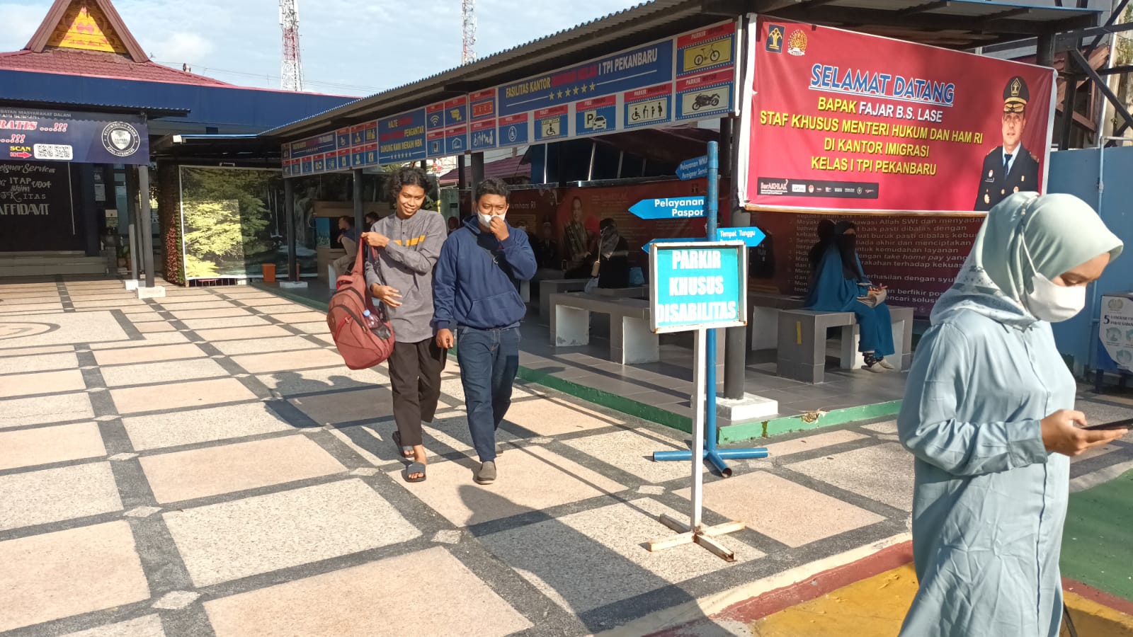 Sejumlah pengunjung memenuhi area tunggu pembuatan paspor yang berada di luar gedung Kantor Imigrasi Kelas I TPI Pekanbaru pada Senin (9/5/2022).