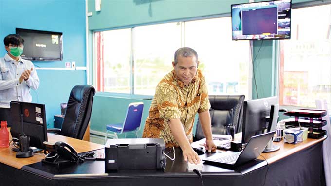 General Manager PLN UIP3B Sumatera Dispriansyah menekan tombol sirene sebagai tanda peresmian Gipat Ngenang, Kamis (17/3/2022).