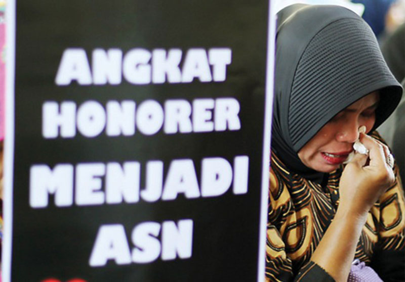 Guru honorer berdemo agar segera diangkat menjadi PNS di Surabaya.