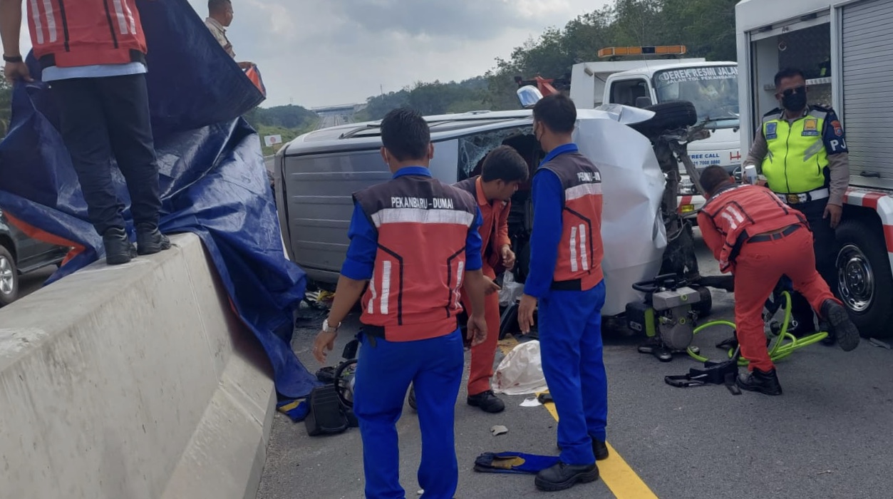 Petugas operasi dan pengelola jalan tol Hutama Karya bersama pihak kepolisian setempat menangani lakalantas tunggal yang menyebabkan korban meninggal dunia di ruas Tol Pekanbaru-Dumai Km 67+800, Senin (17/1/2022) sore.