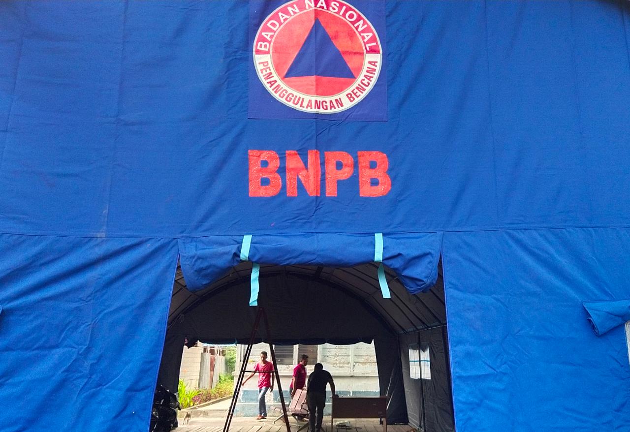 Beberapa orang tampak sedang mengangkut meubeler masuk ke dalam Posko Gugus Tugas Percepatan Covid-19 Kepulauan Meranti yang baru didirikan.(WIRA/RIAUPOS.CO)