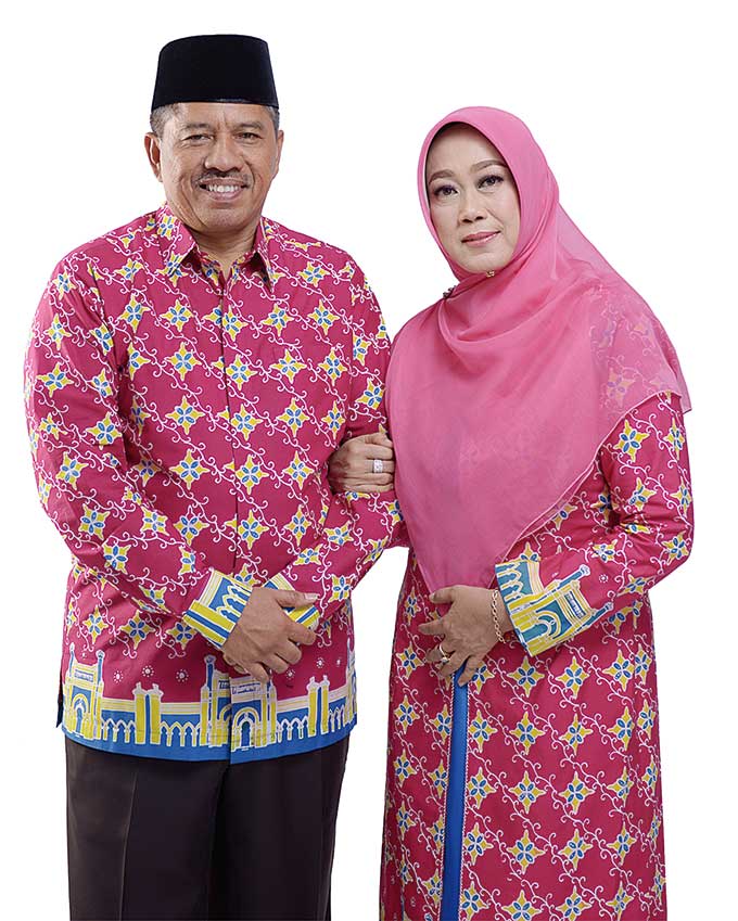 Bupati Siak Alfedri dan Ketua Dekranasda Siak Rasidah foto bersama menggunakan batik Siak, Senin (17/10/2022).