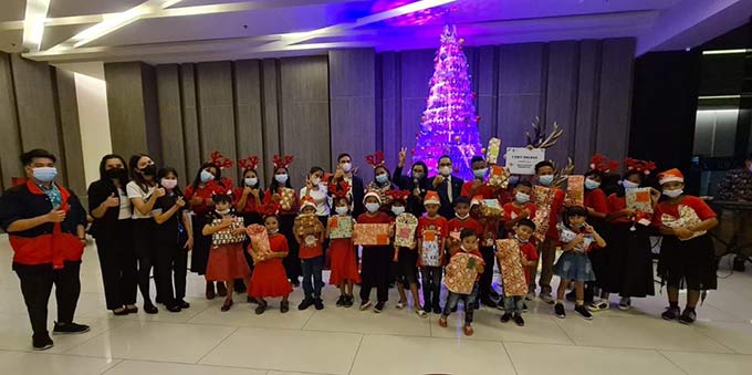 Manajemen Novotel Pekanbaru foto bersama saat Christmas Carol dan Berbagi Bersama Panti Asuhan Maranatha, Selasa (21/12/2021).