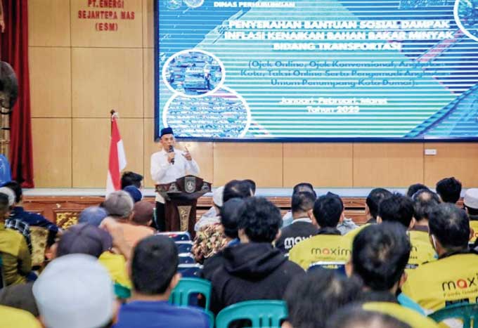 Wali Kota Dumai H Paisal memberikan sambutan dan pengarahan kepada pelaku usaha transportasi se-Kota Dumai, Sabtu (1/4/2023).