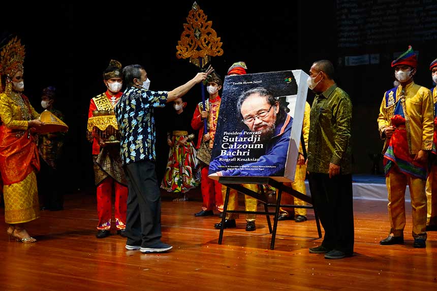 Gubernur Riau menepungtawari buku Presiden Penyair Sutardji Calzoum Bachri Biografi Kesaksian dan penulisnya Taufik Ikram Jamil (baju hijau) pada malam puncak Festival Sutardji Calzoum Bachri di Anjung Seni Idrus Tintin, Rabu (24/6/2021).