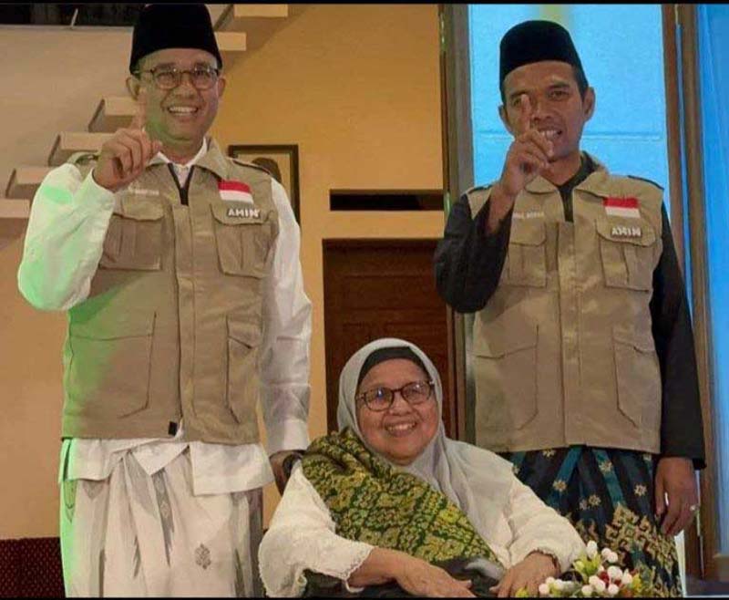 Calon Presiden (Capres) nomor urut 1 Anies Rasyid Baswedan bersama Ustaz Abdul Somad menunjukkan satu jari saat mendampingi ibunya Prof Aliyah di Rumah Omak, Rimbo Panjang, Rabu (13/12/2023) malam.