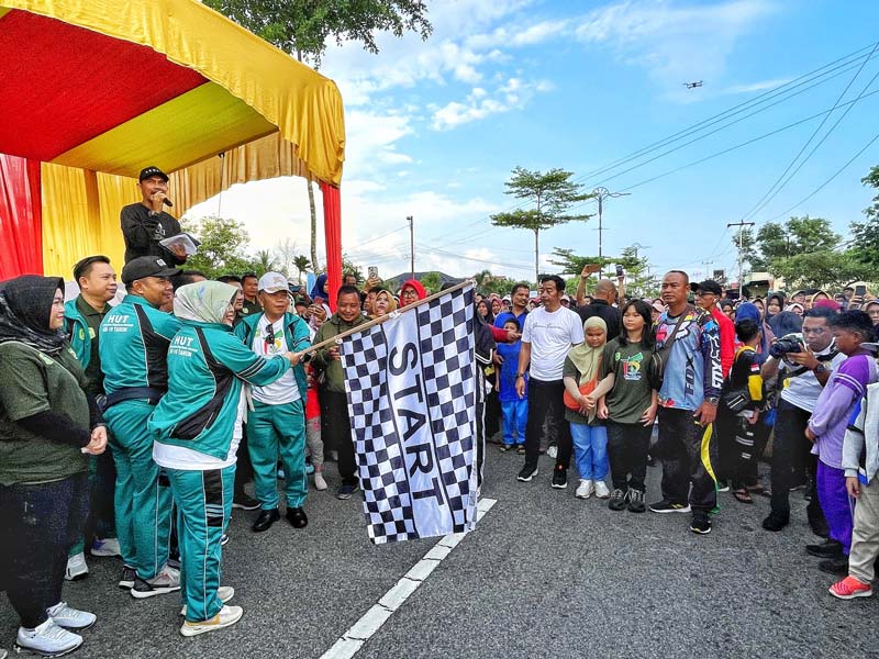 Plt Bupati Meranti H Asmar bersama istri Ismiatun dan jajaran forkopimda melepas jalan sehat yang diikuti puluhan ribu warga sempena HUT ke-15 Kabupaten Kepulauan Meranti, Ahad (17/12/2023).