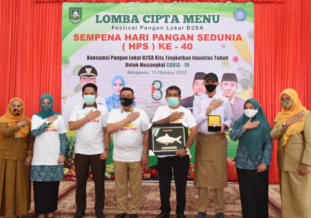 Pj Bupati Bengkalis H Syahrial Abdi AP saat foto bersama dengan dewan juri lomba Cipta Menu, Selasa (13/10/2020).(ERWAN SANI/RIAUPOS.CO)