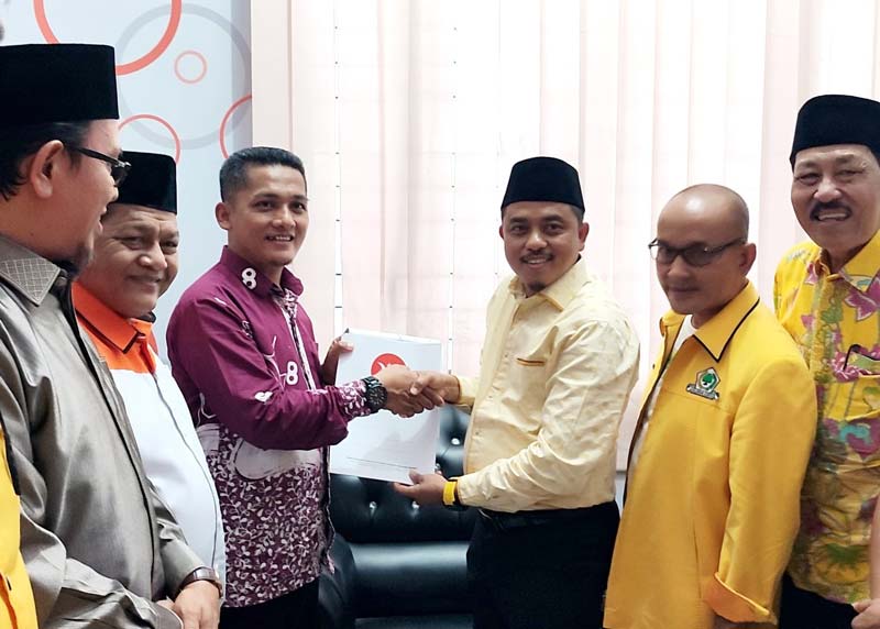 Ketua DPD Golkar Kampar Repol SAg MIP bersama fungsionaris dan PK Golkar se-Kabupaten Kampar mengantarkan formulir pendaftaran bakal calon Bupati Kampar ke kantor DPD PKS Kabupaten Kampar, Bangkinang, Senin (20/11/2023).