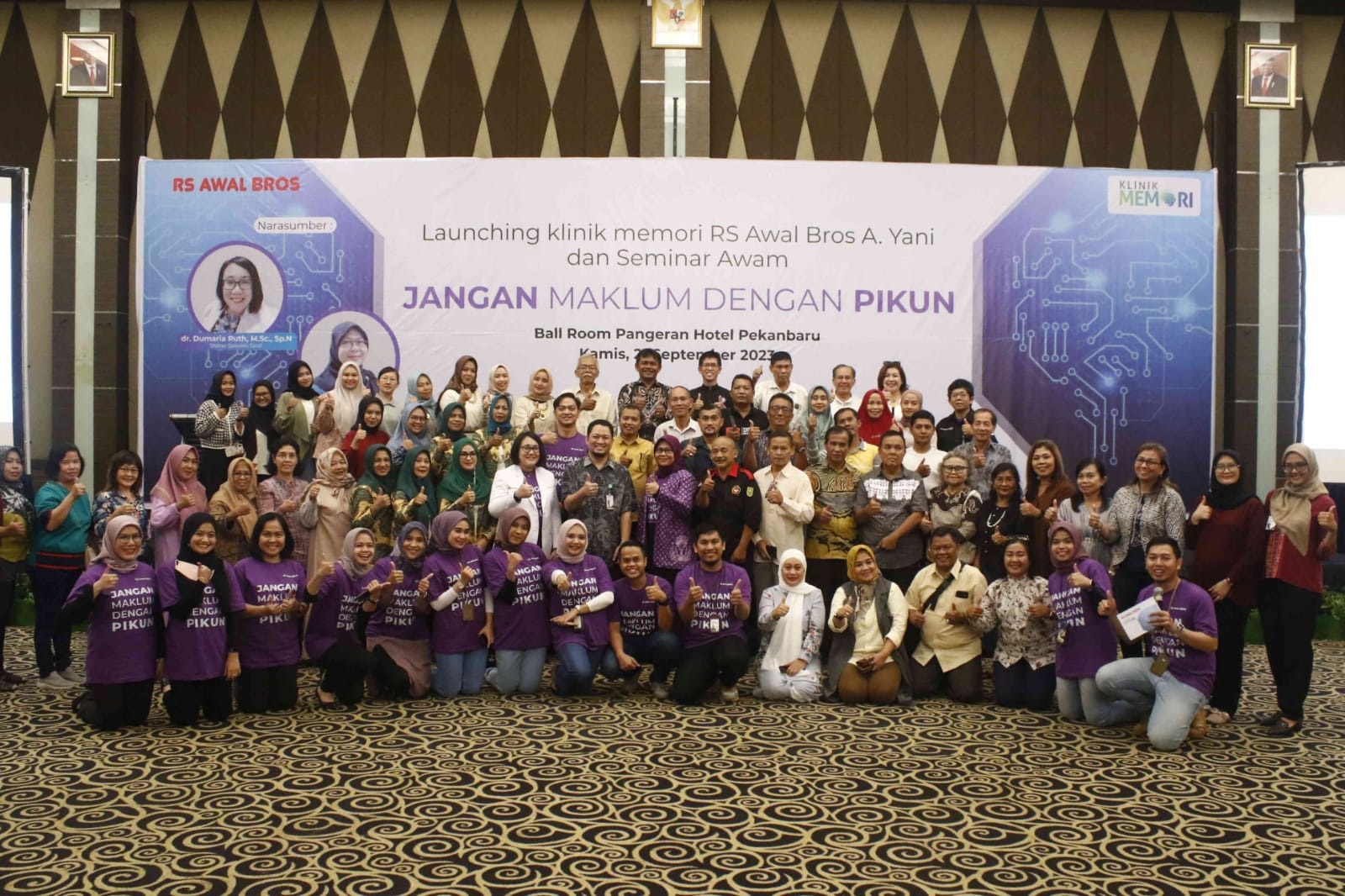 Dokter Fani Farhansyah MARS bersama jajaran manajemen RS Awal Bros A Yani, panitia, dan peserta foto bersama saat acara Launching klinik memori RS Awal Bros A Yani dan seminar awam