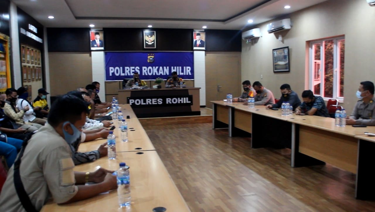 Kapolres Rohil AKBP Nurhadi Ismanto SH SIk menyampaikan pres release terkait kegiatan yang dilaksanakan Polres Rohil sepanjang tahun 2020, di Mapolres Rohil di Ujung Tanjung, Tanah Putih, Kamis (31/12/2020).(HUMAS POLRES ROHIL untuk RIAUPOS.CO)
