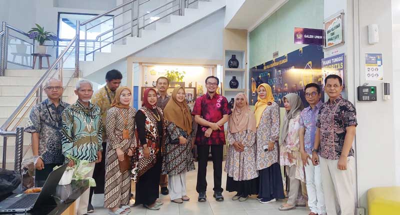 Kepala KPP Madya Pekanbaru, Wahyu Winardi (tengah) dan jajaran berfoto bersama pelaku UMKM usai peresmian Galeri UMKM di KPP Madya Pekanbaru, Jumat (22/9/2023).