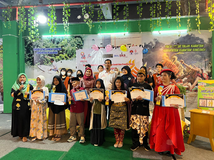 Peserta lomba berfoto bersama dalam rangka peringatan Hari Sumpah Pemuda di Mal SKA Pekanbaru, Sabtu (29/10/2022).