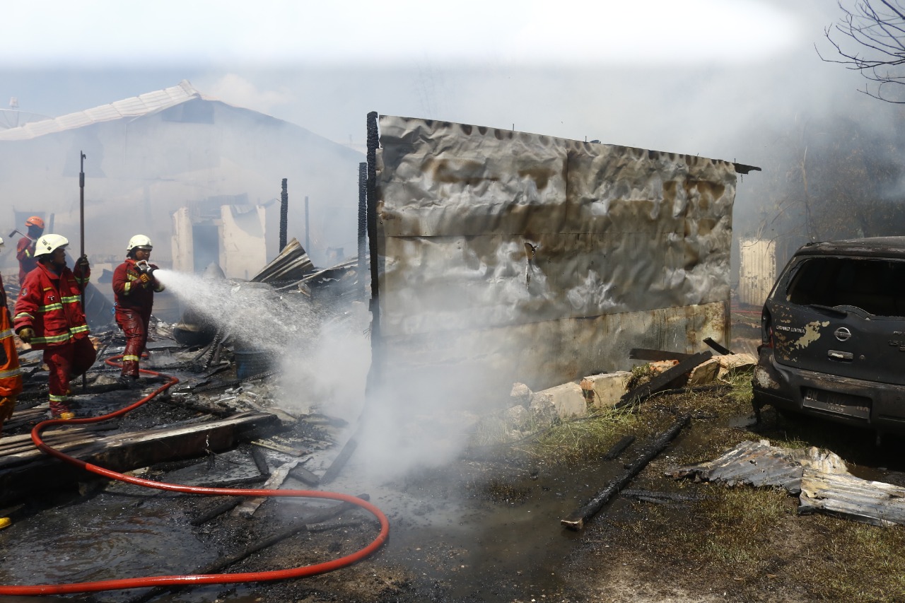 Sejumlah petugas Damkar Kota Pekanbaru masih melakukan pendinginan di lokasi kebakaran di Jalan Lily, Sukajadi, Pekanbaru pada  pukul 15.45 WIB, Senin (21/11/2022).
