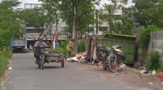 Tumpukan sampah berserakan di luar box container di pinggir Jalan Pelangi, Kecamatan Marpoyan, Damai, Kamis (22/12/2022)
