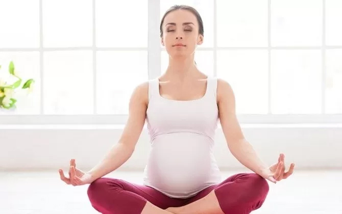 Ilustrasi olahraga yoga untuk ibu hamil.