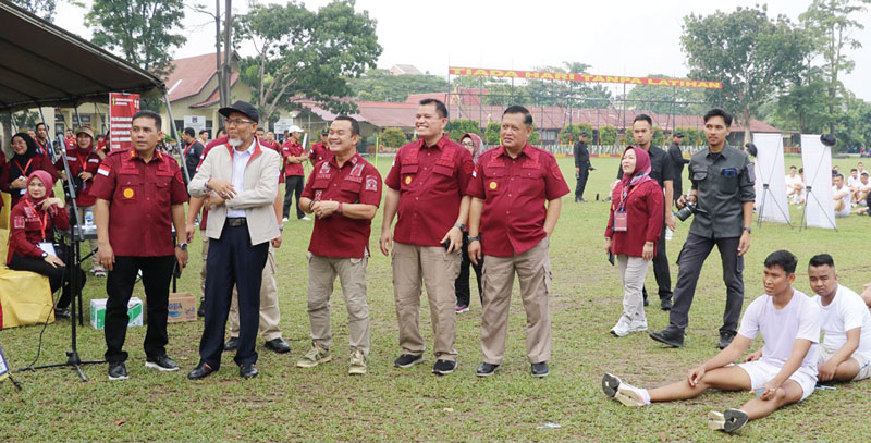 Kepala Kanwil Kemenkum HAM Riau Budi Argap Situngkir (kiri), mendampingi Inspektur Jenderal Kemenkum HAM Riau Razili (dua kiri) saat memantau SKB Kesamaptaan CASN Kemenkum HAM Wilayah Riau di Pekanbaru, Ahad (10/12/2023).