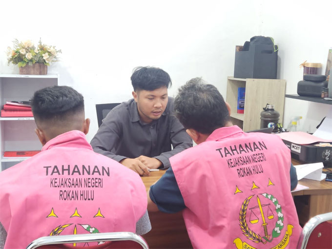Tim JPU Pada Kejari Rohul menyaksikan dua tersangka inisial JK (50) dan ES (32) yang diduga melakukan tindak pidana korupsi penggunaan dana silpa, ADD dan Dana Desa Tahun 2016-2017 saat menandatangani berita acara penyerahan tersangka dan BB dari dari Tim